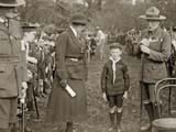 Lord Baden-Powell (rechts) mit seinem kleinen Sohn