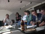 Multitaskf�hig: Essen und Zuh�ren
